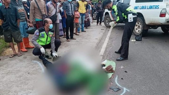 Lagi-lagi terjadi lakalantas di jalan lintas Muaro Jambi, di mana seorang mahasiswa asal Padang korban tabrak lari, tergeletak di pinggir jalan usai dilindas mobil fuso.