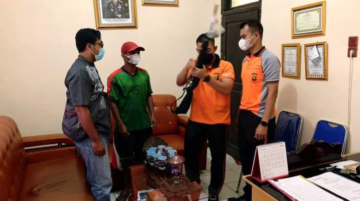 Polsek Tungkal Ulu, Kabupaten Tanjung Jabung Barat (Tanjabbar), terima Senpi rakitan dan dua butir peluru, dari warga pelabuhan dagang.