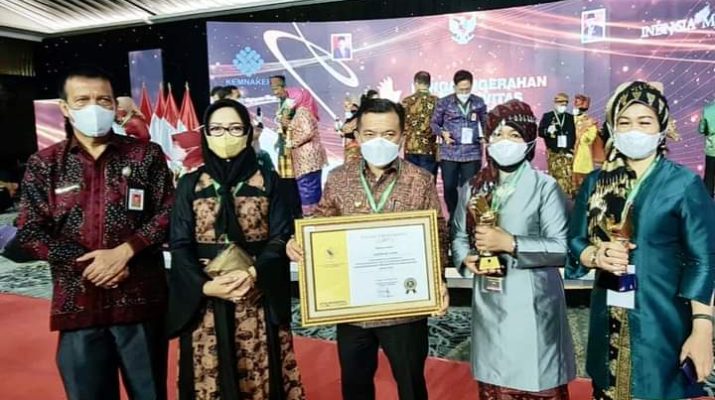 Gubernur Jambi, Al Haris, di anugerahi penghargaan Produktivitas Paramakarya Tahun 2021,dari Kementerian Ketenagakerjaan (Kemenaker) Republik Indonesia.