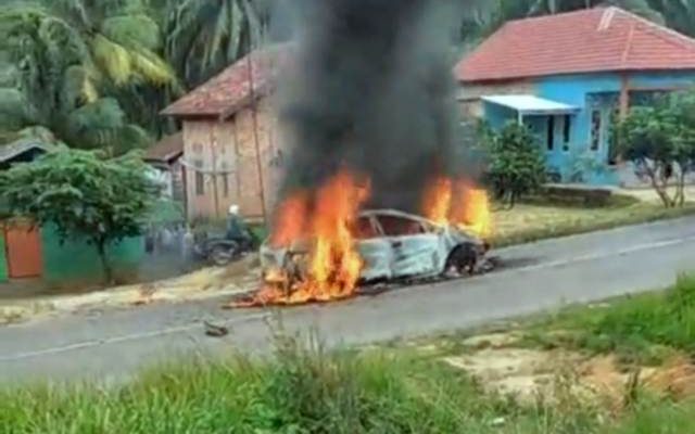 Warga Desa Pelayangan Rt 03 Kecamatan Muara Tembesi dihebohkan dengan terbakar nya satu Unit mobil Jenis Mazda tipe CX7, dengan Nomor Polisi BN 1520 VL, Rabu (24/11/2021).