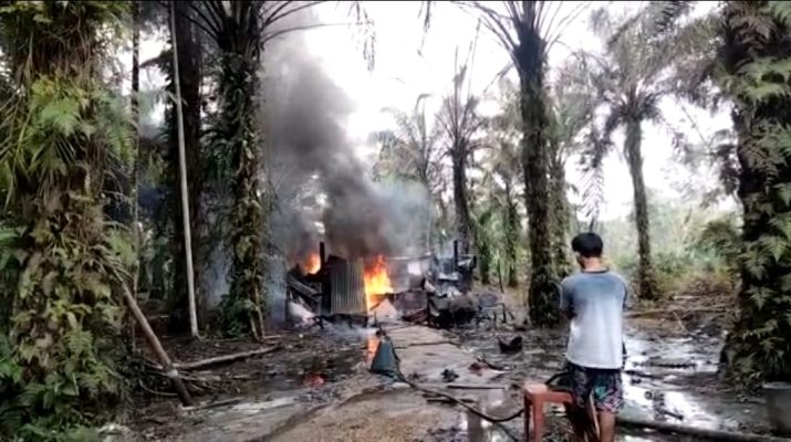 Lagi-lagi ledakan gudang minyak kembali buat heboh masyarakat di Provinsi Jambi. Kali ini, di duga Gudang minyak di kawasan Batanghari kembali meledak, hingga menyebabkan kebakaran hebat. 