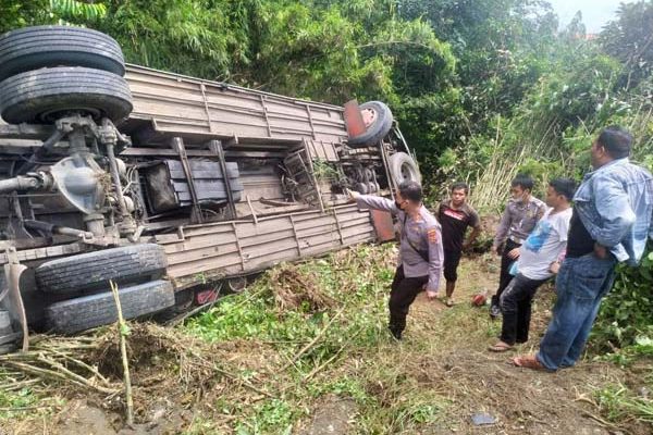 Peristiwa kecelakaan lalulintas (Lakalantas) kembali terjadi di Merlung, wilayah Kabupaten Tanjung Jabung Barat (Tanjabbar), Kamis (11/11/21), 40 penumpang ALS terjun ke jurang. 
