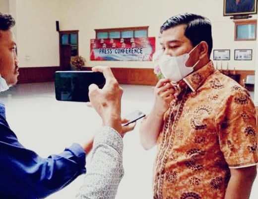 Posisi Wakil Ketua DPRD Provinsi Jambi, yang sebelumnya di duduki oleh Rocky Candra, baru saja mengalami pergantian dari Fraksi Gerindra. Kursi nomor 2 di Pimpinan DPRD Provinsi Jambi itu, kini diduduki oleh Faizal Riza.