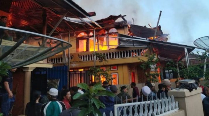 Kebakaran hebat kembali terjadi di Desa Kumun Hilir, Kota Sungai Penuh, Kamis (25/11/21) sekira pukul 05.00 WIB. 2 rumah terbakar, 1 warga meninggal akibat peristiwa itu.