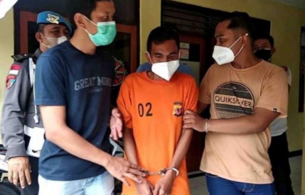 Seorang pemuda terpaksa diringkus polisi, usai gelapkan motor ibu kandungnya. Ironisnya lagi, kendaraan milik orang yang telah melahirkannya tersebut di gadaikan, tanpa memikirkan perasaan orang tuanya.