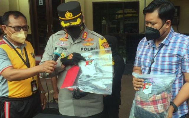 Entah apa yang merasuki pria ini, usai habisi nyawa istri nya, Ia malah bunuh diri (Bundir) saat hendak di tangkap polisi. Tak ayal, polisi pun di buat kaget.
