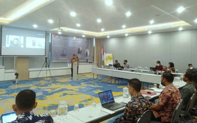 Guna matangkan kurikulum di era Kampus Merdeka, yang di canangkan oleh Menteri Pendidikan, Kebudayaan, Riset dan Teknologi, Nadiem Makarim. Kali ini, Program Study Ilmu Politik Universitas Jambi gelar workshop kurikulum, undang pakar komunikasi, Selasa (23/11/2021).