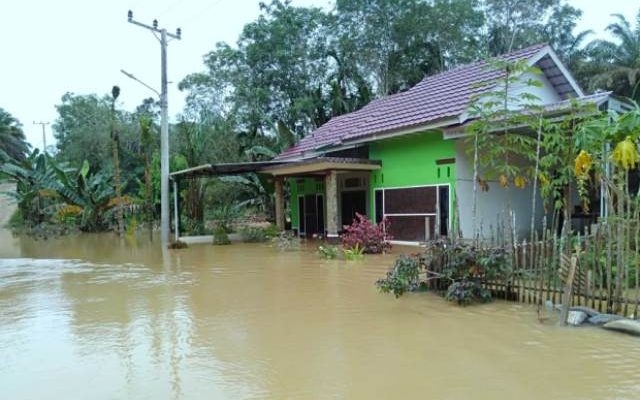Sejumlah desa di Kabupaten Tanjabbar, saat dilanda banjir. Salah satu yang terdampak terendam banjir tersebut, yakni Desa Tanjung Paku di Kecamatan Merlung.