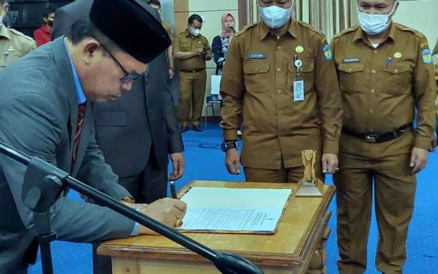 Walikota Ahmadi Zubir melantik pejabat eselon III dan IV, lingkup Pemerintah Kota Sungai Penuh. Bertempat di Aula Kantor Walikota, Selasa (16/11).