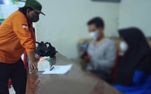 Sepasang kekasih atau dua sejoli di Sungai Penuh, kepergok lagi asik mesum di dalam mobil oleh warga. Mereka pun langsung di bawa ke Kantor Desa Koto Renah, Kecamatan Pesisir Bukit, Kota Sungai Penuh.