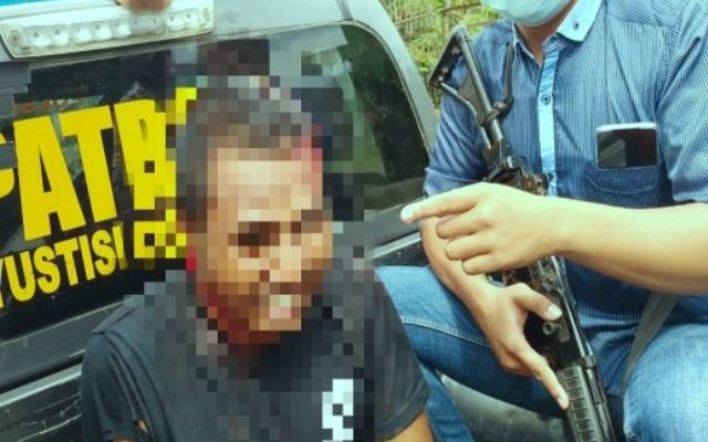 Entah apa yang merasuki pria ini, baru saja keluar dari penjara karena kasus pembunuhan ayahnya, kini ia malah kapak atau bacok ibu kandung dan pamannya. Ia pun akhirnya kembali di ciduk polisi.