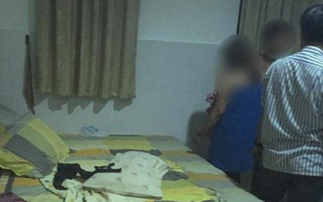 Mencium aroma perselingkuhan, seorang oknum Kades mengatur rencana. Mulanya di undang ke hotel, seorang pemuda pun langsung digerebek suami bersama bu Kades di kamar.