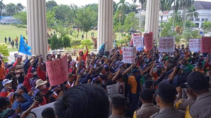 Puluhan buruh jambi gelar demonstrasi dan Geruduk kantor Gubernur Jambi, Senin (06/11/21) guna meminta UMP Jambi di naikkan. Gubernur Jambi, Al Haris minta tiap kepala daerah buat UMK.