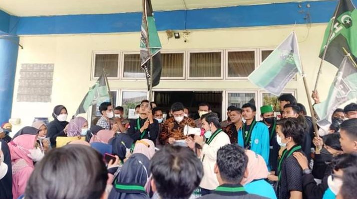 Buntut dari dugaan pengeroyokan sesama mahasiswa, yang menimpa salah satu Kader HMI Universitas Islam Negeri (UIN)Sulthan Thaha Saifuddin Jambi, bermuara pada laporan Polisi. Tak puas hanya pada laporan Polisi, HMI UIN STS Jambi geruduk rektorat, Rabu (08/12/2021).