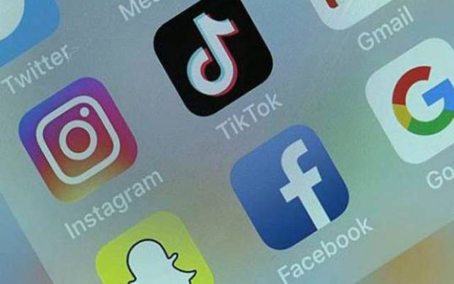 Tiga platform media sosial yaitu Twitter, Facebook (Meta) dan TikTok di kenakan denda oleh Pemerintah Rusia. Denda dijatuhkan karena tiga platform media sosial gagal menghapus konten ilegal.