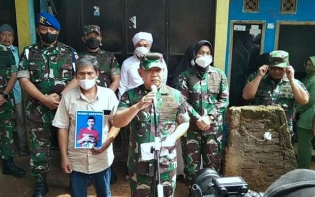 KSAD Jenderal TNI Dudung Abdurrachman mengunjungi rumah dua korban kecelakaan, yang di tabrak tiga anggota TNI AD di Nagreg Bandung pada 8 Desember 2021.