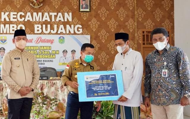 Gubernur Jambi Al Haris,  dalam kunjungan kerjanya ke Kabupaten Bungo dan Kabupaten Tebo secara langsung menyerahkan bantuan PEN, kepada pelaku UMKM di Kabupaten Bungo dan Kabupaten Tebo.
