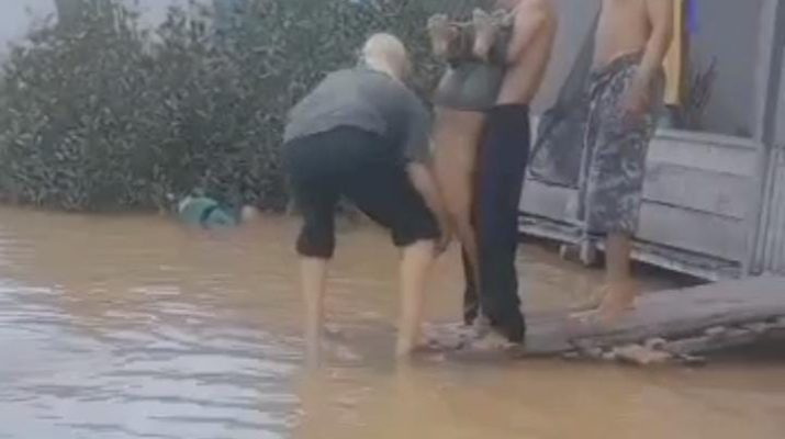 Seorang anak bocah di Kuala Tungkal, Kabupaten Tanjabbar di temukan tenggelam, saat Banjir rob melanda di wilayah tersebut, Senin (8/12/21).
