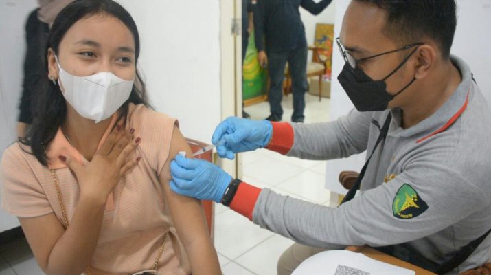 Bidang Humas Polda Jambi membuka gerai vaksinasi, dalam perhelatan ragam budaya Jambi yang di selenggarakan Disbudpar Provinsi Jambi, Minggu (12/12/2021).