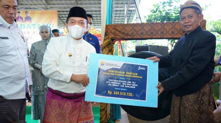 Usai menghadiri Rapat Paripurna Dewan Perwakilan Rakyat Daerah (DPRD) Kabupaten Merangin, dalam rangka Hari Ulang Tahun Kabupaten Merangin ke 72 Tahun 2021, Gubernur Jambi, Al Haris serahkan bantuan sarana kebudayaan. 