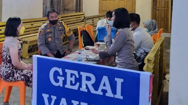 Tinjau malam Natal di Mestong, Kapolres Muaro Muaro Jambi AKBP Yuyan Priatmaja, apresiasi gerai vaksin di Gereja.