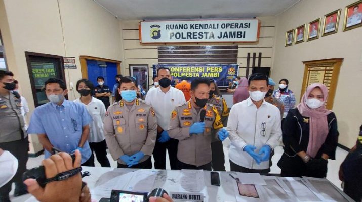 Belum lama ini, kabar penculikan anak tengah geger di Jambi. Terbaru Polda Jambi berhasil ungkap perdagangan orang, di mana belasan anak di Jambi di jual ke Jakarta.