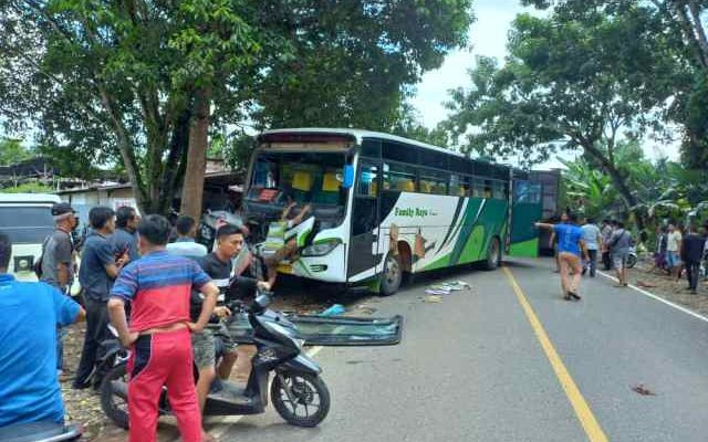 Kecelakaan kembali terjadi di Kabupaten Merangin, di mana 3 penumpang mobil Pick Up bernopol BG 8474 EJ meninggal di tempat usai di tabrak Bus Family Raya, Sabtu (25/12/2021).