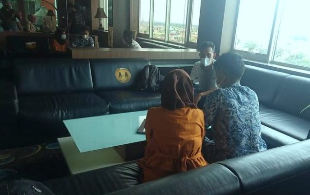 Seorang Ibu muda korban asusila pemerkosaan berinisial ZU (18), di maki maki dan di ancam oleh dua oknum polisi di Riau. Info terbaru, kedua polisi ini hanya di mutasi atau di geser saja dari jabatan, belum di proses hukum.