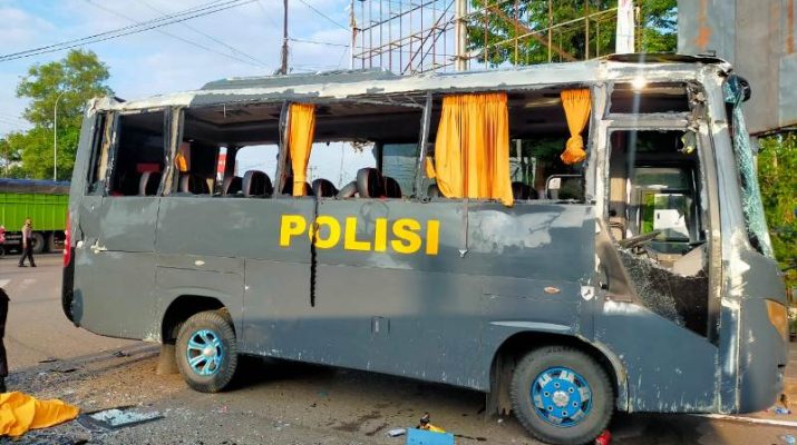Tabrakan maut truk bermuatan dan mobil polisi mengangkut siswa SPN, Selasa (7/12/2021) di Paal 10 Kota Baru Jambi, 1 siswa tewas. Polisi masih berjaga di lokasi