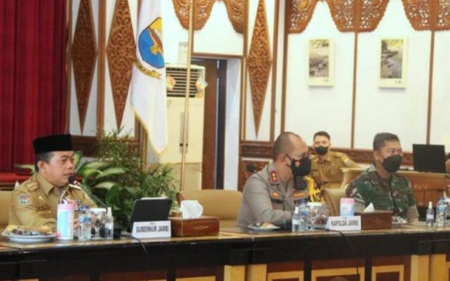 Gubernur Jambi, Haris menyatakan Pemerintah Provinsi Jambi terus mendorong dalam wujudkan pembangunan jalan khusus angkutan batubara. Hal tersebut di sampaikannya, usai memimpin langsung Rapat Koordinasi terkait Persoalan Batubara, yang berlangsung di Auditorium Rumah Dinas Gubernur Jambi, Senin (13/12/2021).