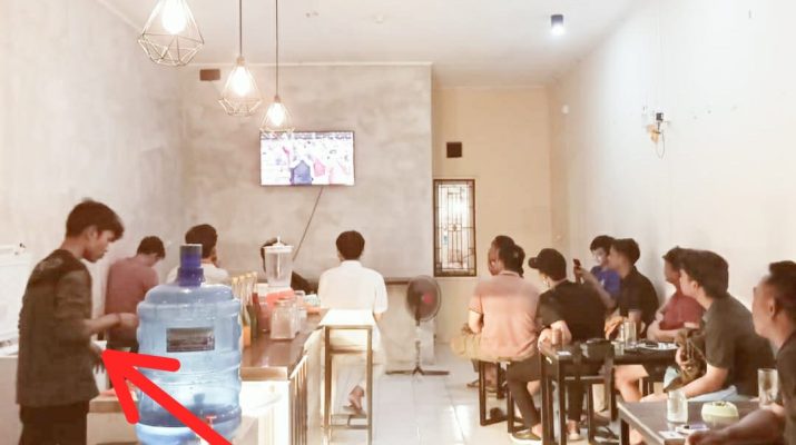 Di balik libur panjang semester atau libur kuliah, merupakan momen para mahasiswa untuk pulang ke tanah rantau, bertemu sanak family. Tetapi tidak pada 2 orang mahasiswa di Jambi ini, terlihat pancaran senyumnya saat pekerja Paruh Waktu (Part Time) di sebuah Cafe.