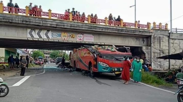 Kecelakaan bus Kota Padang, Sumatera Barat, Minggu (30/1/2022) pagi. Bus tabrak Fly Over Padang Panjang hingga atap sampai terbelah. 