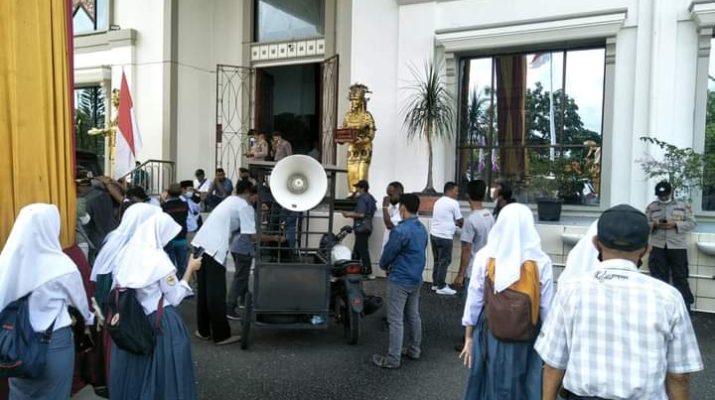 Polemik tak terdaftarnya ratusan siswa SMAN 8 Kota Jambi dalam Dapodik (Data Pokok Pendidikan), mengakibatkan 120 siswa tak bisa mengikuti kegiatan belajar mengajar di sekolah asalnya.