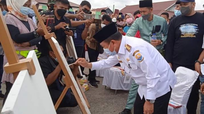 Gubernur Jambi Al Haris secara langsung membuka lomba melukis Sungai Batanghari, yang di gelar oleh Yayasan Sahabat Sungai Batanghari, di Pujasera Pasar Angso Duo Jambi pada Selasa  (05/01/2022).