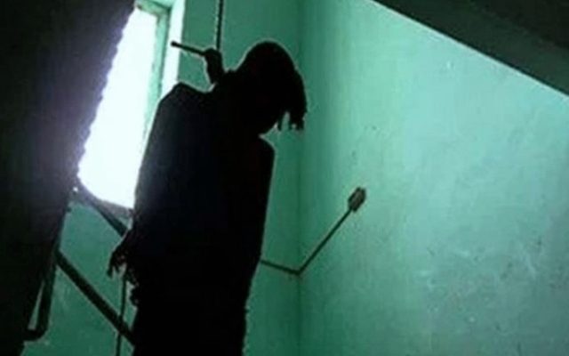 Di duga putus cinta, seorang remaja laki-laki berinsial AP (18), di temukan tewas tergantung tali Pramuka, oleh kakaknya di rumah.
