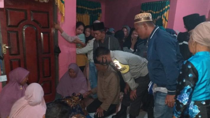 Seorang pelajar di MAN 1 Sungai Penuh membuat heboh, di duga karena patah hati Ia nekat akhiri hidup nya dengan seutas tali, alias gantung diri. 