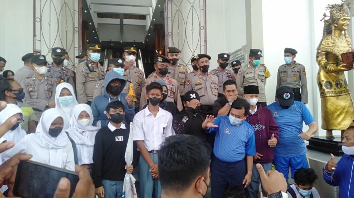 Buntut panjang tak terdaftarnya 120 pelajar SMAN 8 Kota Jambi, yang mengakibatkan tak bisa mengikuti kegiatan belajar mengajar, kini menemui titik terang. Saat temui peserta aksi, begini solusi yang diberikan oleh Gubernur Jambi, Al Haris.