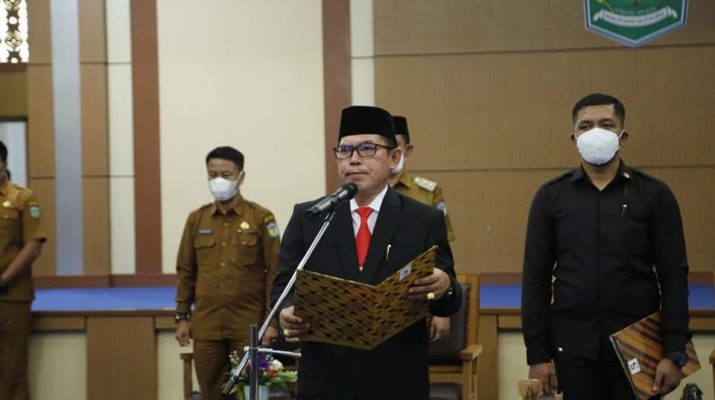 Walikota Ahmadi Zubir melantik pejabat administrator, pengawas dan fungsional di Lingkungan Pemerintah Kota Sungai Penuh, Selasa (4/01/2022). 