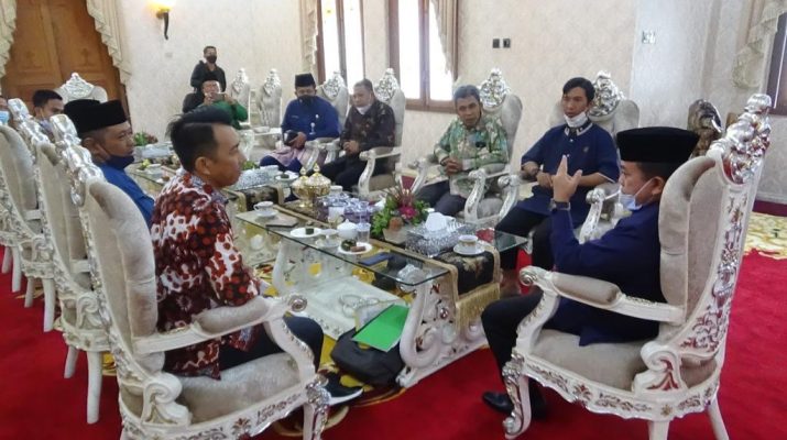 Gubernur Jambi, Al Haris menerima audiensi dari keturunan Pahlawan Nasional, Sultan Thaha Syaifuddin asal Jambi, Raden Wan Pitra Nugraha.