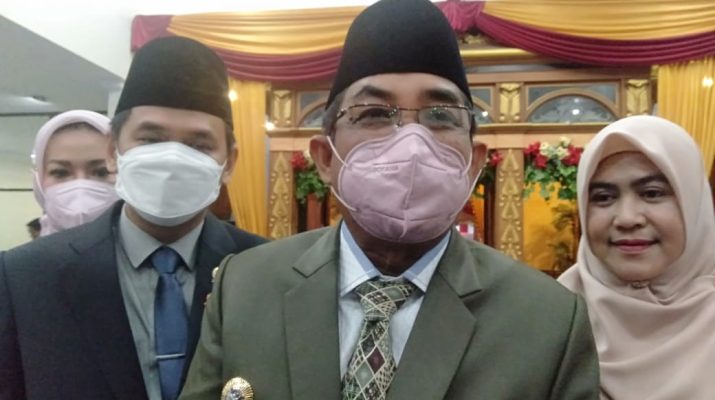 Hadir pada pelantikan Pengganti Antar Waktu (PAW) Wakil Ketua DPRD Provinsi Jambi, Faisal Riza, Selasa (04/01/2022). Bupati Tanjung Jabung Barat, Anwar Sadat, akui bangga mantan Ketua DPRD Tanjabbar dilantik. Lantas, akankah itu kode duet pada Pemilihan Bupati (Pilbup) mendatang?