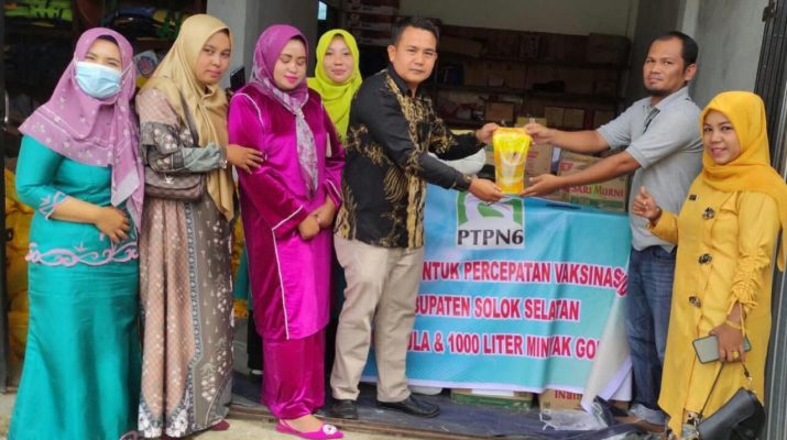 PTPN VI berikan bantuan kepada masyarakat, di tengah wabah Covid-19 saat ini. Bantuan tersebut yakni berupa minyak, gula dan pangan lainnya. 