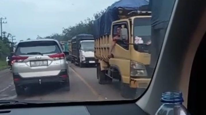 Keadaan lalu lintas Muara Bulian-Tembesi macet parah, dari jam 22.00 wib malam hingga pagi ini, Senin (20/01/22). Hal ini lantaran membeludaknya angkutan batubara, yang melintas di kawasan tersebut. 