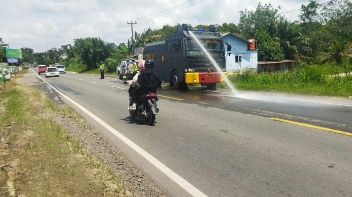 Pasca banjir melanda kawasan Mestong baru-baru ini, Polres Muaro Jambi turunkan 1 Unit Watercanon untuk membersihkan pasir Jalan. 