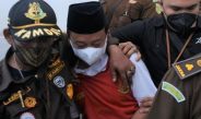 Terdakwa pemerkosaan 13 santriwati di Bandung, Herry Wirawan dituntut kejati hukuman mari dan kebiri kimia. Bahkan, Ia juga di denda hingga 500 juta rupiah.