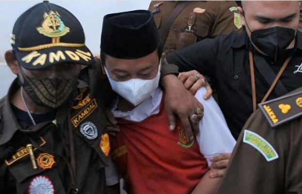 Terdakwa pemerkosaan 13 santriwati di Bandung, Herry Wirawan dituntut kejati hukuman mari dan kebiri kimia. Bahkan, Ia juga di denda hingga 500 juta rupiah.