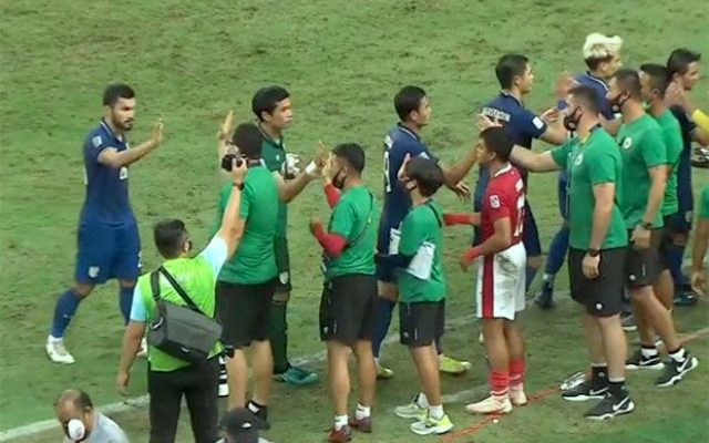 Timnas Indonesia dan Thailand 'tampil mesra' di final Piala AFF 2020 . Hal itu membuat media Vietnam, Soha.vn, seperti kebakaran jenggot.