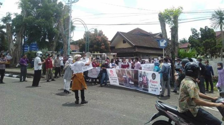 Terus menuai aksi solidaritas dari rekan sejawatnya. Senin (07/02/2022) solidaritas advokat di Jambi mengelar aksi demo hingga ke rumdis