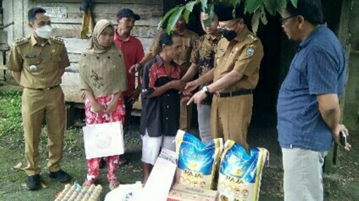Prihatin mendengar kesusahan warganya hidup di pondok selama puluhan tahun, Bupati Sarolangun, Selasa (8/3/2022) turun langsung dan beri bantuan sampai bedah rumah. 