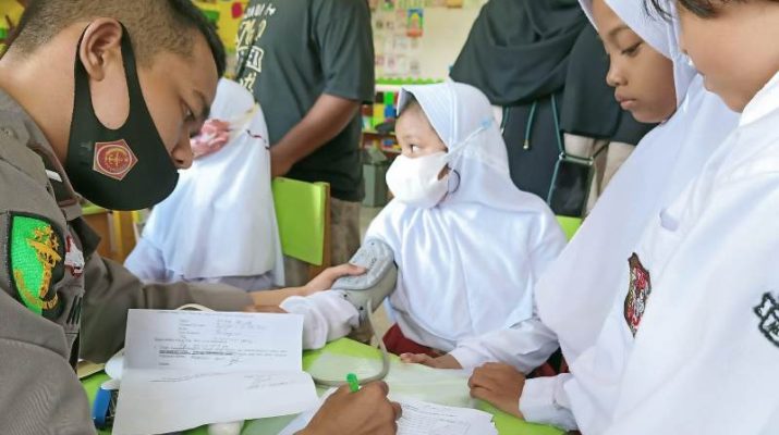 Vaksinasi gencar berlangsung untuk tingkat sekolah dasar. Tapi di Merangin, orang tua geram lantaran anak SD vaksin tanpa persetujuan.