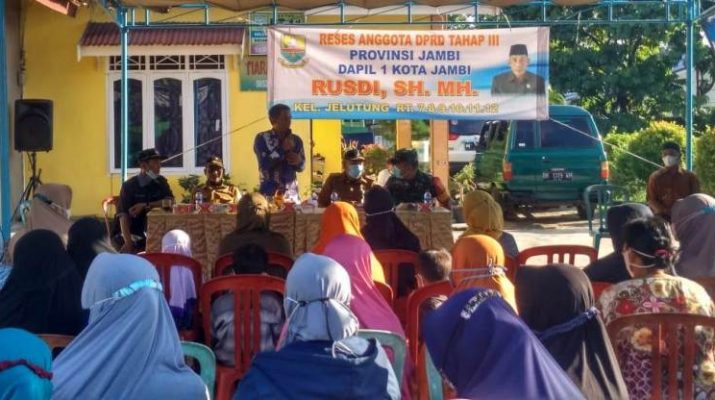 Gelar Reses DPRD Provinsi Jambi, Rusdi, Senin (14/3/2022) berlangsung menarik dengan antusias emak-emak dengan pertanyaan demi pertanyaan. 